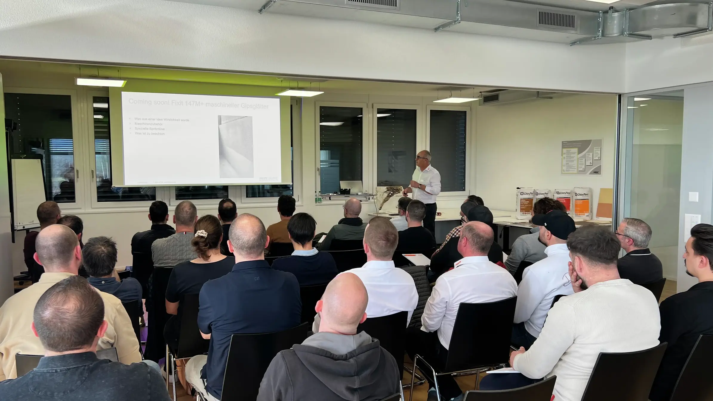 Bei der HGC in Inwil wird der Fixit 147 M Plus Gipsglätter vorgestellt