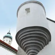 Blick auf die renovierten Kirchenerker in Bissingen aus der Nähe