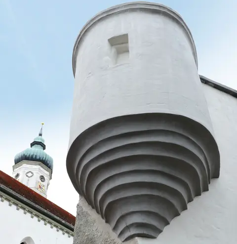 Mineralischer Putz verschönert Kirchenerker in Bissingen