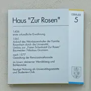 Blick auf die Plakate am Eingang des Hauses