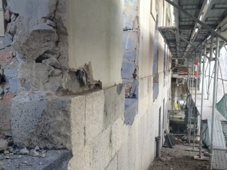 Baustellensituation an der Fassade 