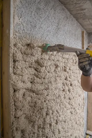 Fixit 222 Aerogel high-performance insulating plaster is applied to the existing exterior façade using a spraying machine.