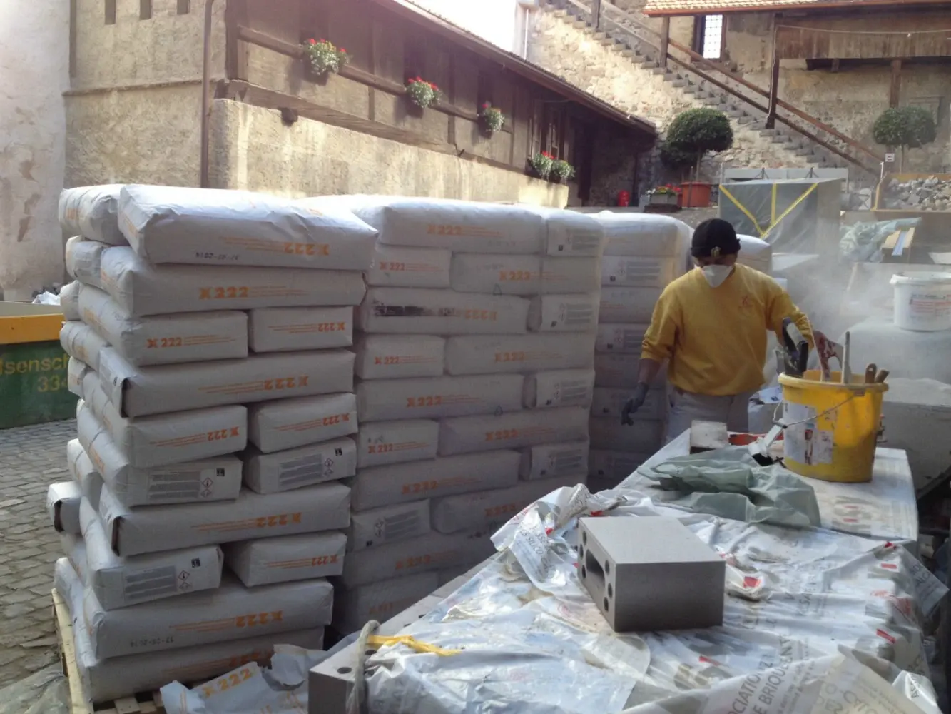 Ein Verarbeiter bei den Paletten mit Fixit 222 Aerogel im Schlosshof