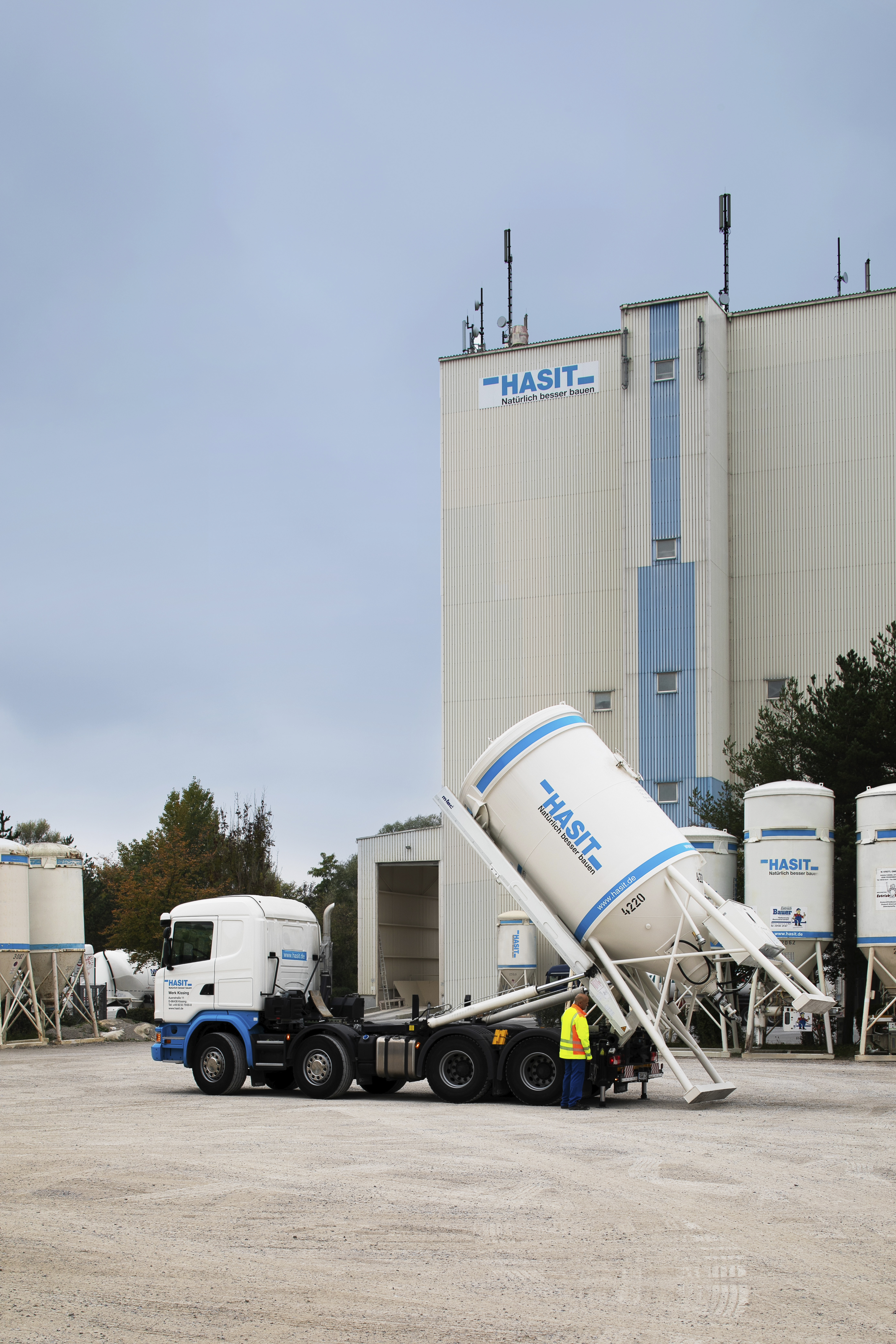 Ein LKW stellt ein Silo auf 