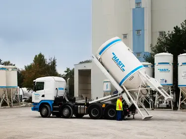 Ein LKW stellt ein Silo auf 