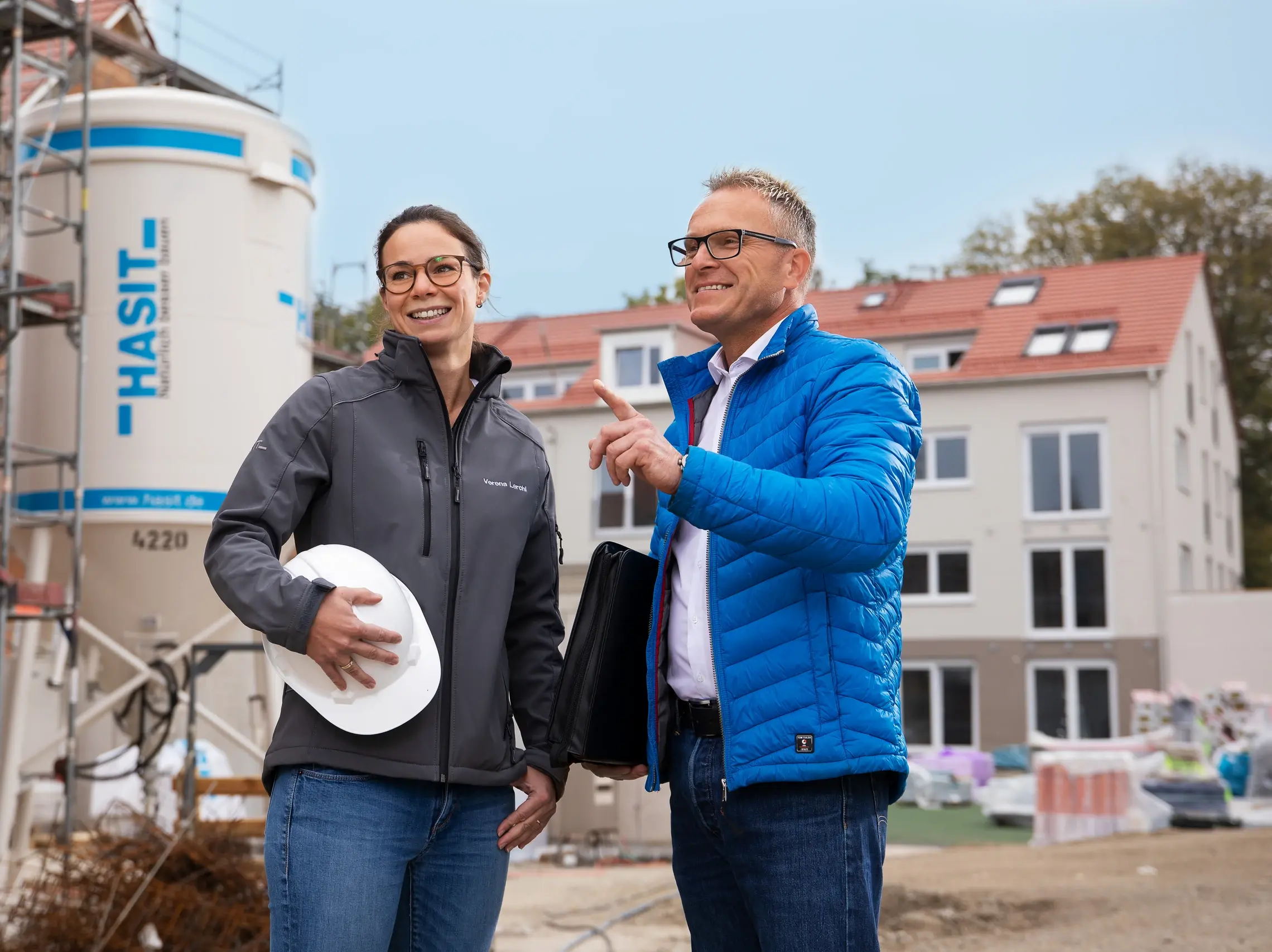 Verkaufsberater auf der Baustelle