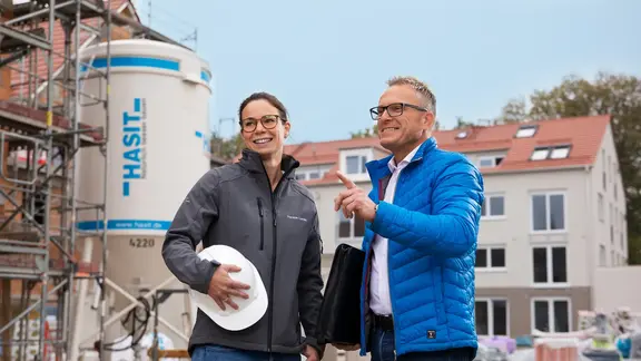 Verkaufsberater auf einer Baustelle in einen Kundengespräch