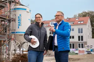 Verkaufsberater auf der Baustelle