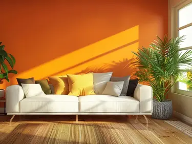 Frisch saniertes Wohnzimmer mit einem orangenen Innenanstrich an der Wand.