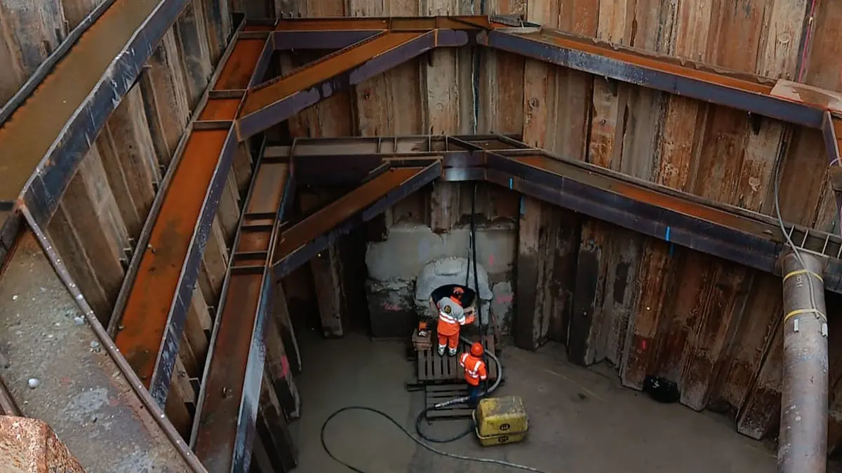 Vue d'ensemble du chantier, avec la fosse d'excavation et le silo de béton cellulaire Fixit POR situé en haut