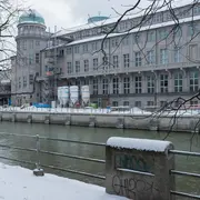 Blick auf das Deutsche Museum in München aus der Ferne