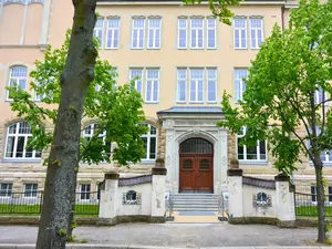 Außenansicht des neu sanierten Eingangs des Geschwister-Scholl-Gymnasiums 