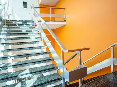 Ein hell erleuchtetes Treppenhaus mit orangefarbenen Wänden