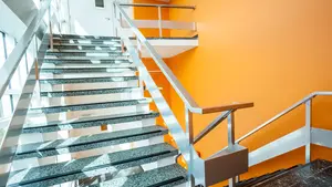  Treppenhaus mit einer Wand in einem warmen, orangefarbenen Innenanstrich
