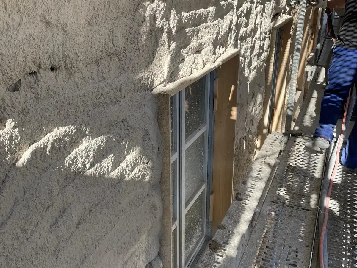 Detailaufnahme der Verputzung der Außenfassade mit unserem Dämmputz