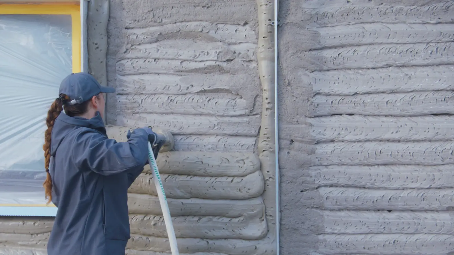 Georgia Häseli bringt den FOME® Dämmputz auf eine Wand auf