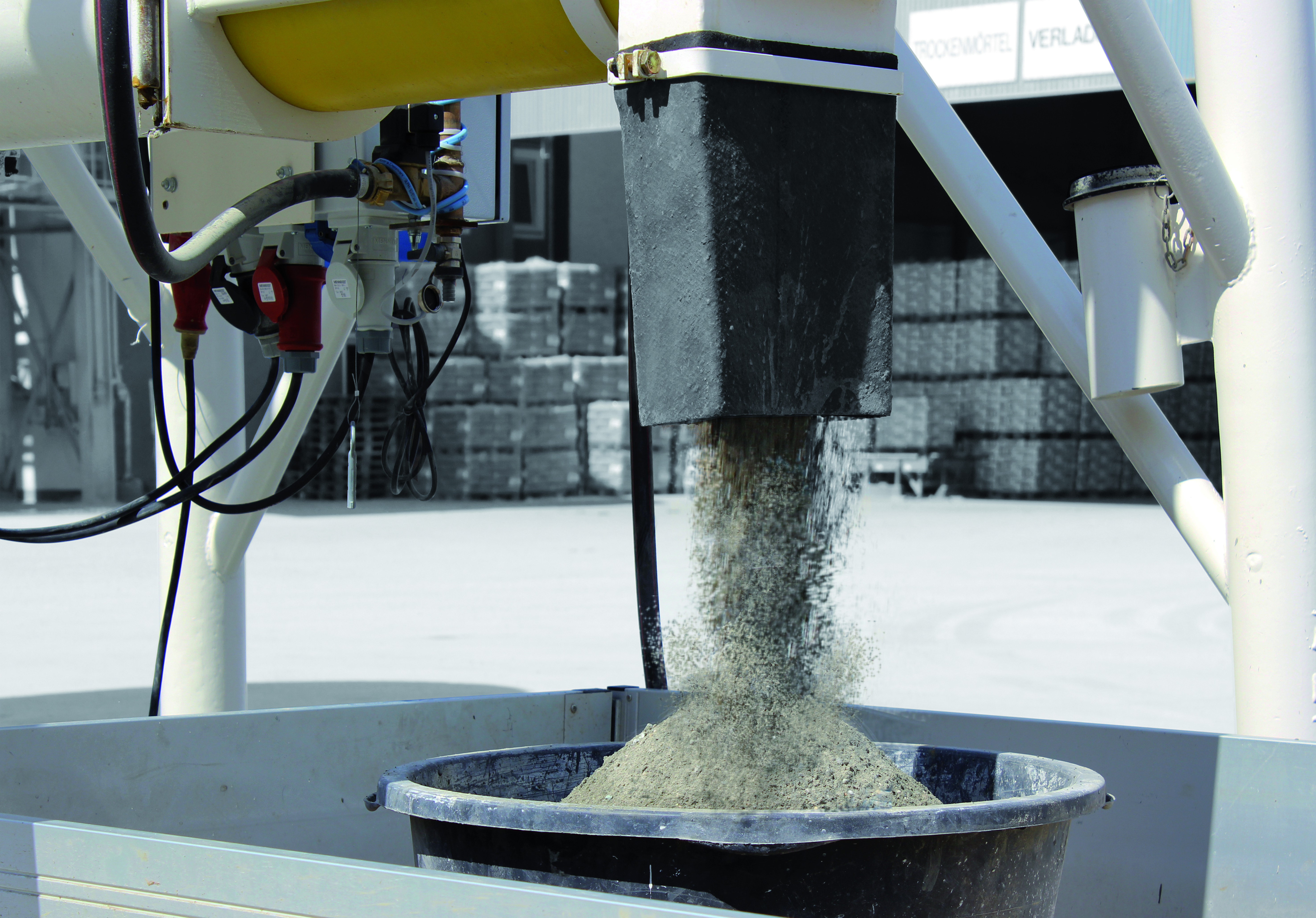 Beton fließt aus der Betontankstelle heraus