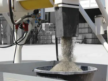 Beton fließt aus der Betontankstelle heraus.