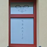 Außenansicht der Villa mit Blick auf ein Fenster