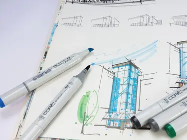 Arbeitsplatz, auf dem eine detaillierte Skizze eines Gebäudes liegt