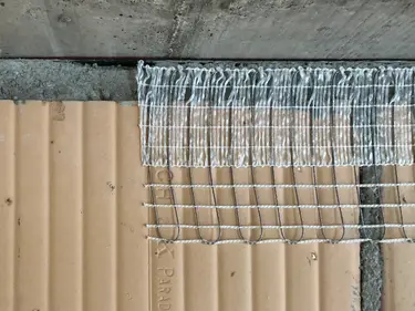 Übergang von einer Ziegelwand zu einer Betondecke mit übergrosser Mörtelfuge und dem aufgeklebten Stucanet® Easy Fix Entkopplungsband