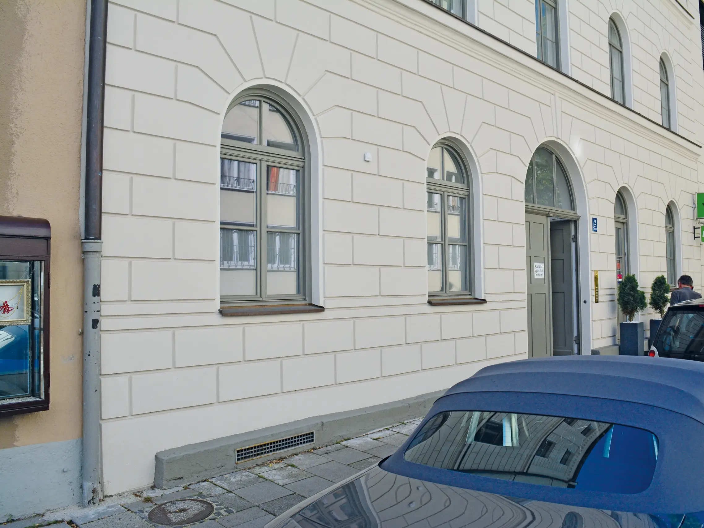 Clădire istorică de locuințe colective renovată cu tencuiala noastră din var de Trass