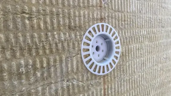 Surface du panneau isolant en laine de roche montée avec une cheville à rondelle blanche
