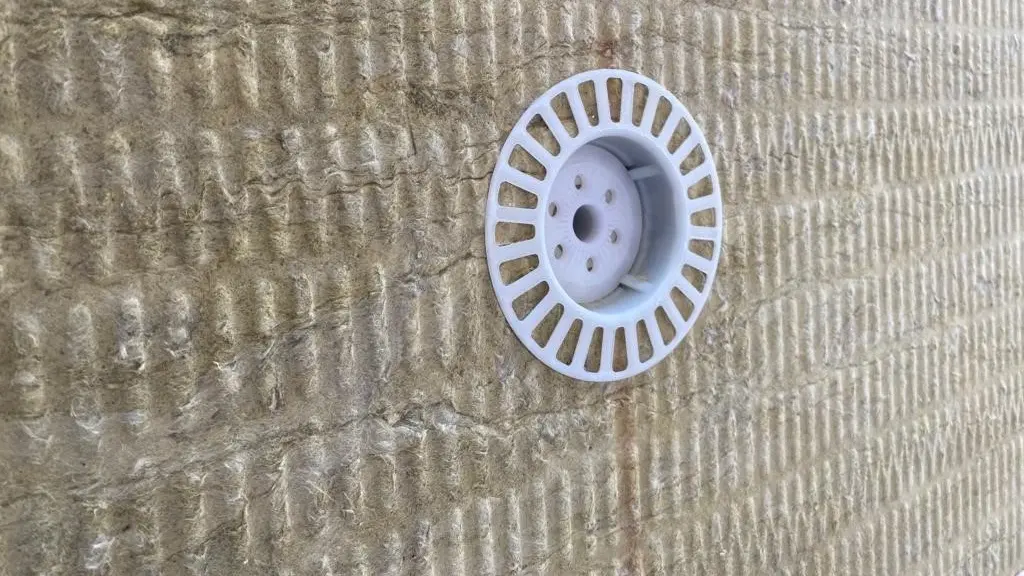 Dübel in der Fassade