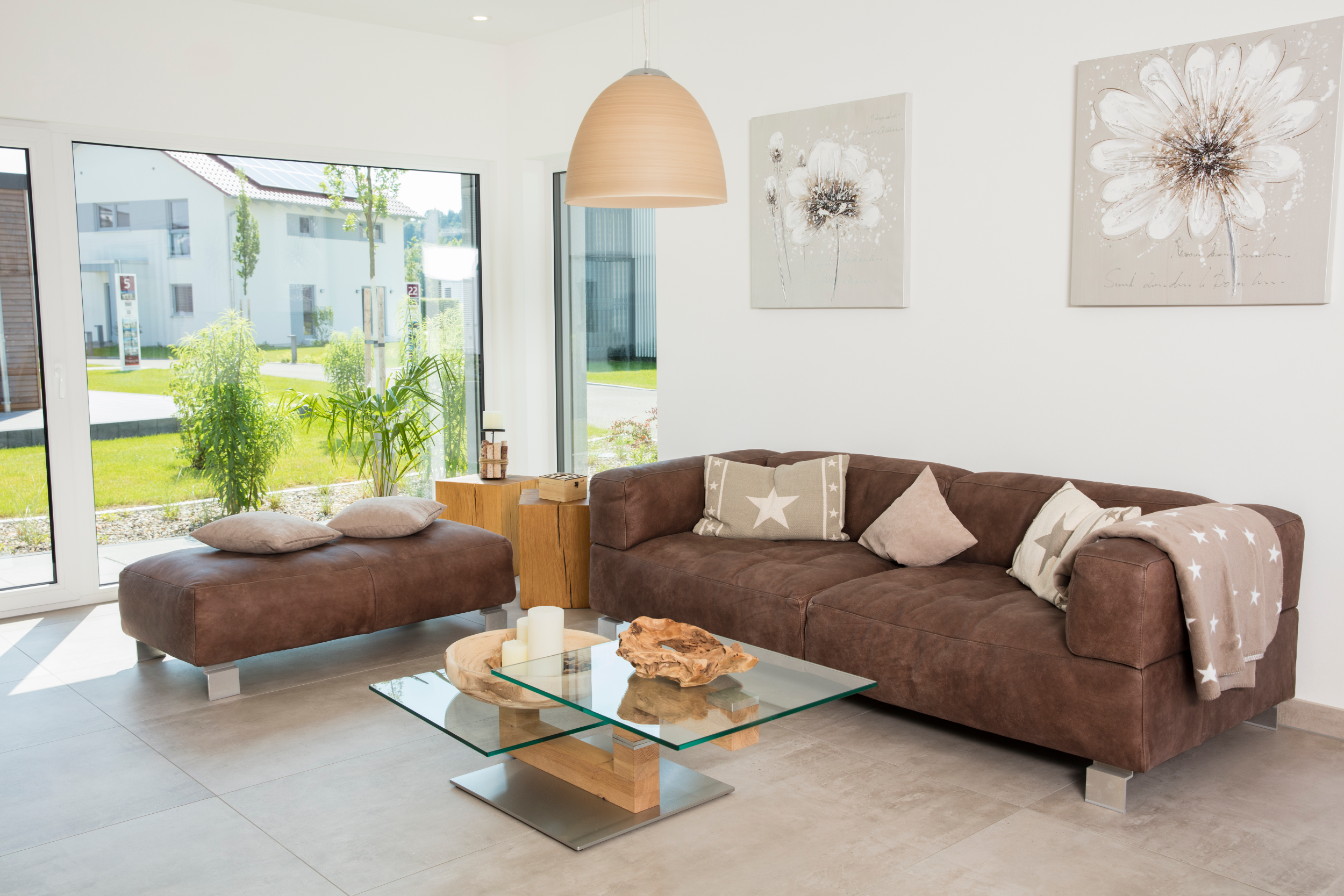 Ein helles Wohnzimmer mit Sofa und Tisch in Vordergrund 