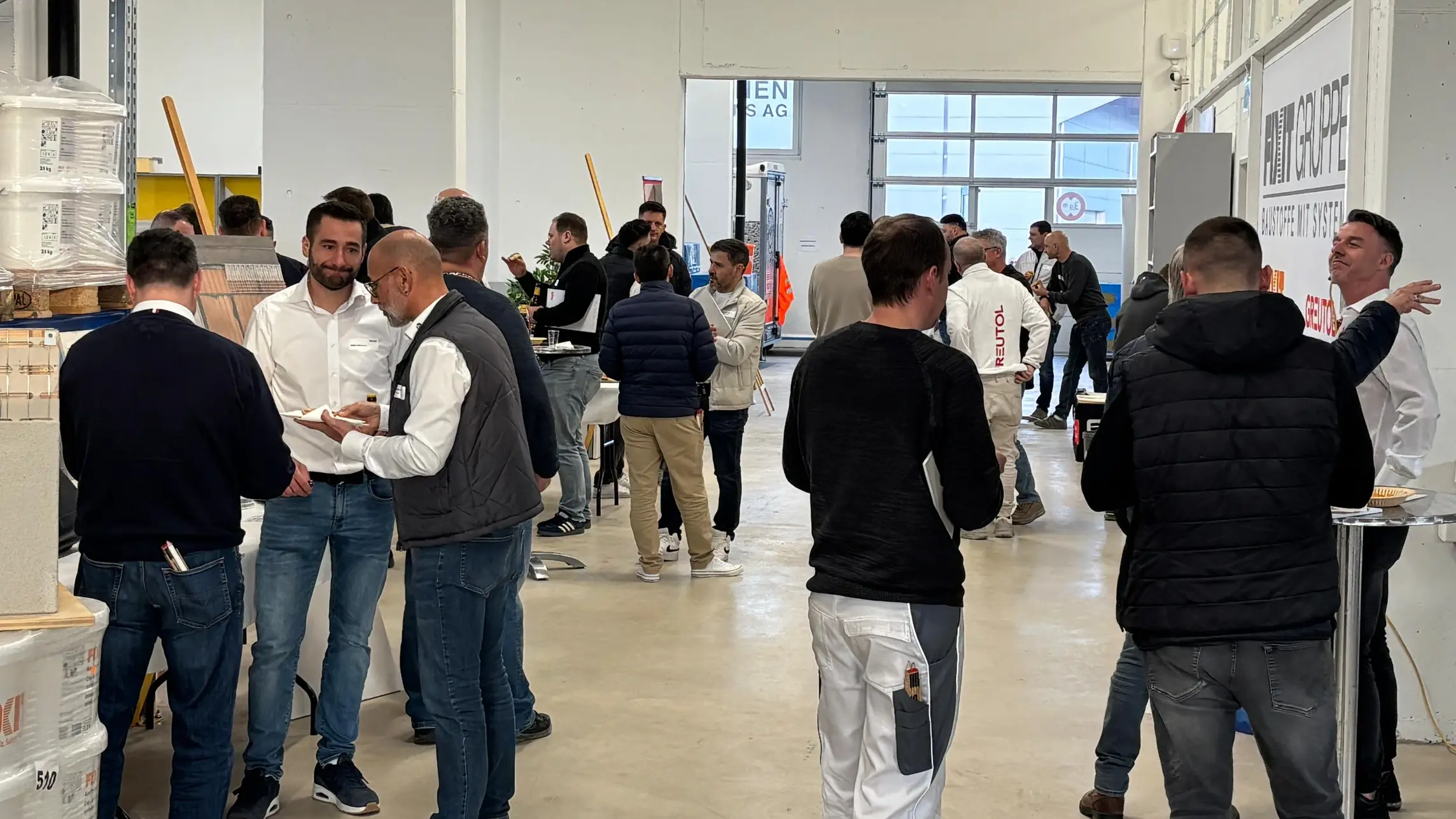 Mehrere Menschen sind im Gespräch miteinander, Ralph Hermann und Walter Eigenmann stehen für Fragen zur Verfügung