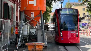 Silo de béton mousse Fixit POR avec générateur de mousse à côté de la ligne de tramway dans le quartier de Breitenrain à Berne pour le remblayage d'anciennes conduites industrielles sous la chaussée