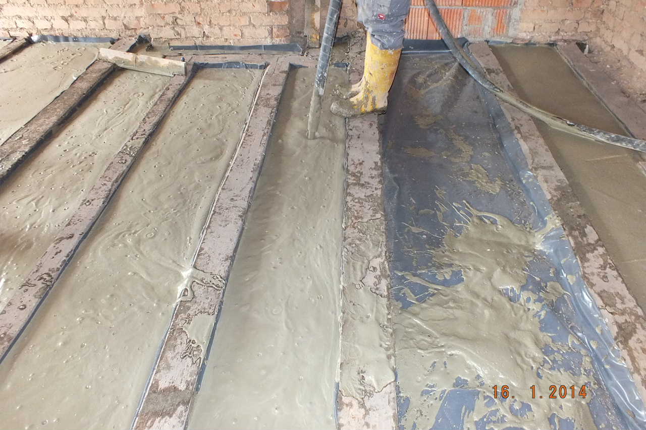 HASIT POR® Schaummörtel wird im Boden verlegt