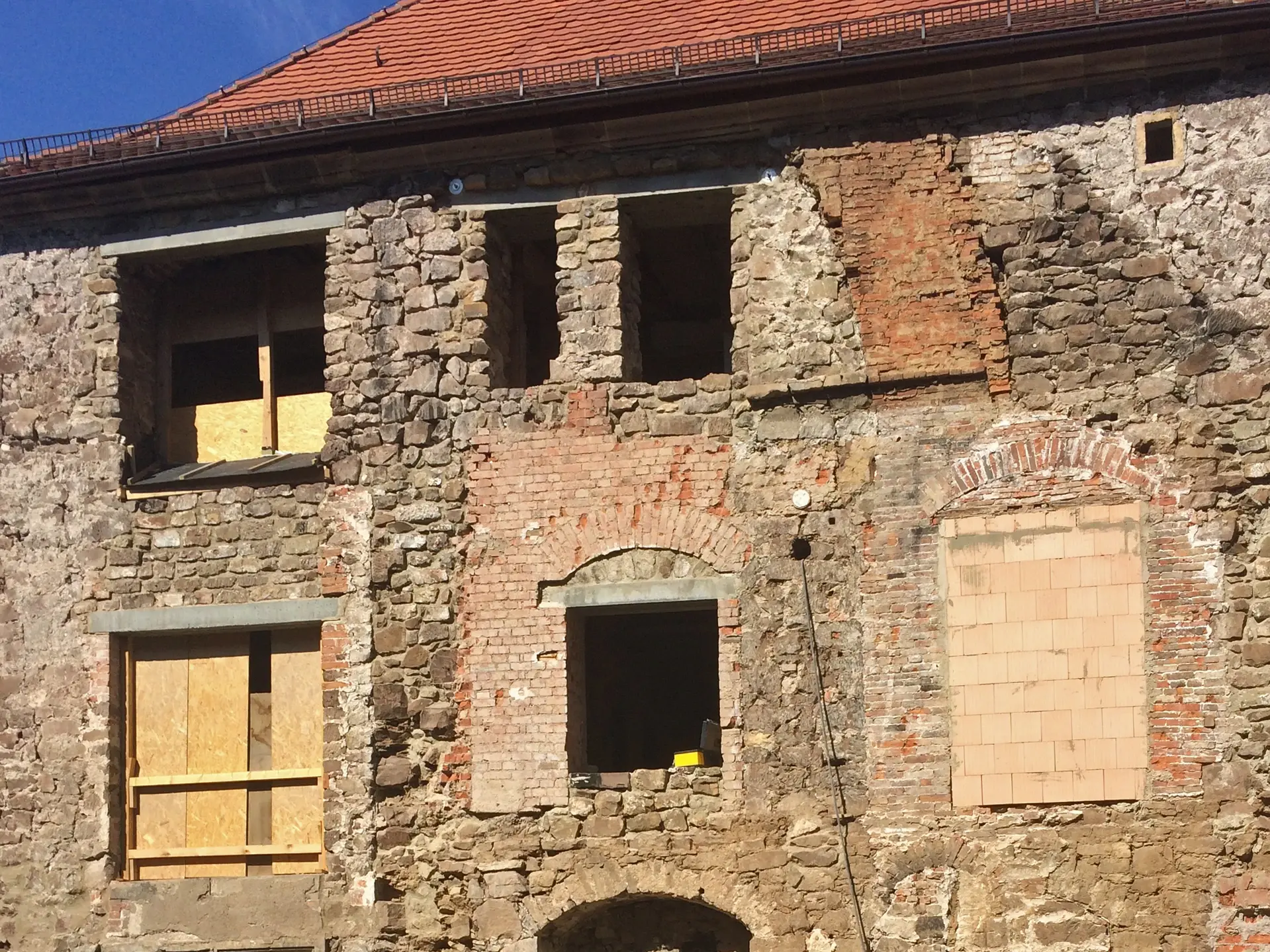 Die in Mitleidenschaft gezogene Außenfassade vor der Sanierung