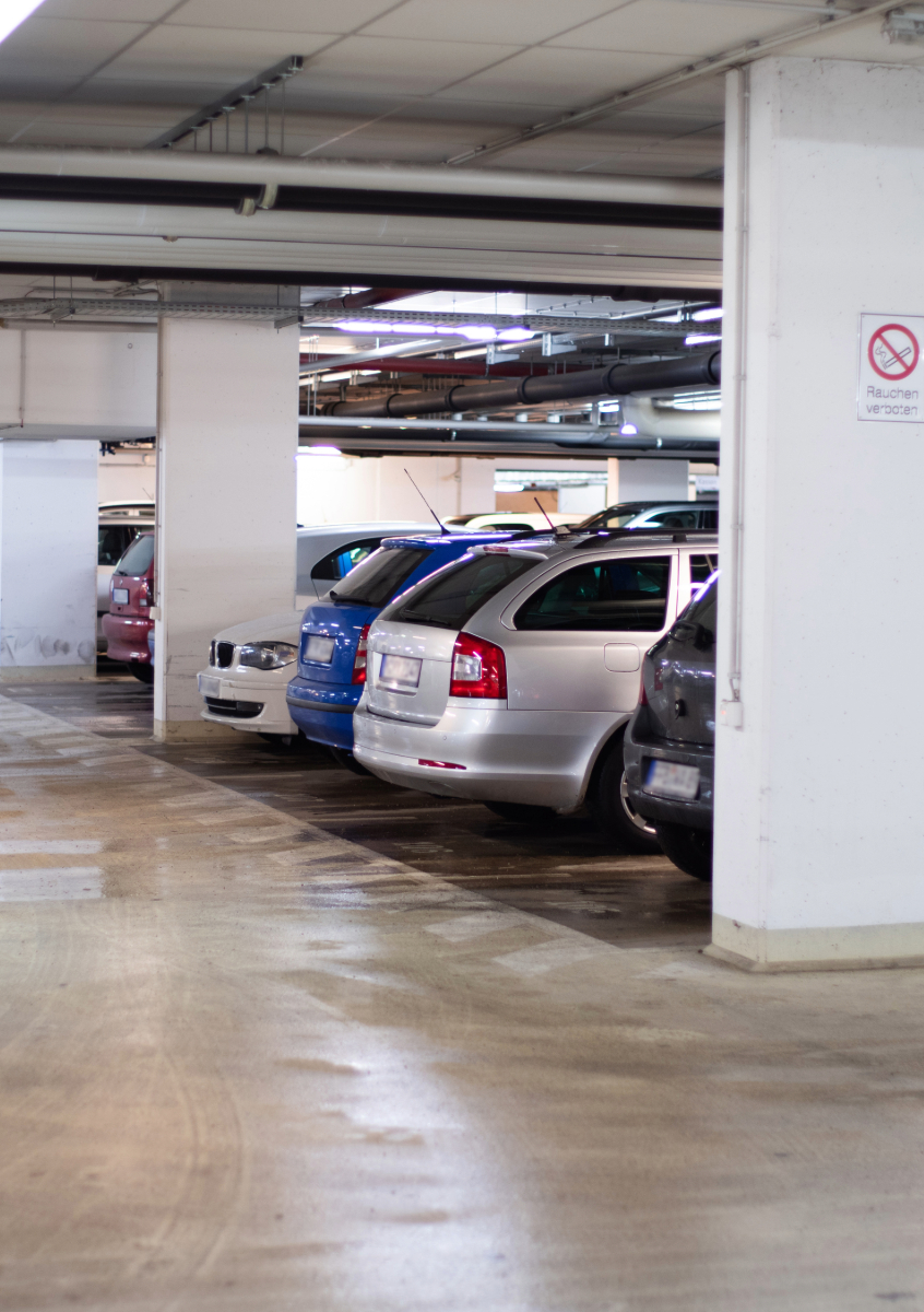 Frisch betonierte Tiefgarage