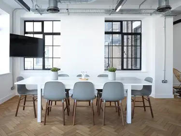 Moderner Essbereich mit Tisch und Stühlen im Vordergrund 