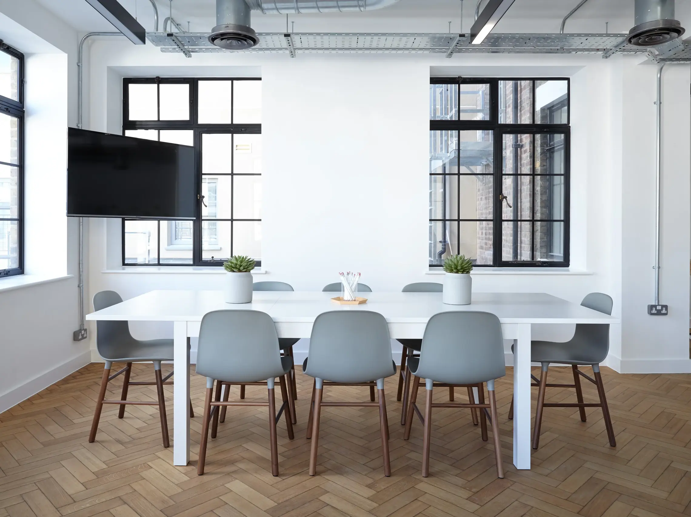 Moderner Essbereich mit Tisch und Stühlen im Vordergrund 