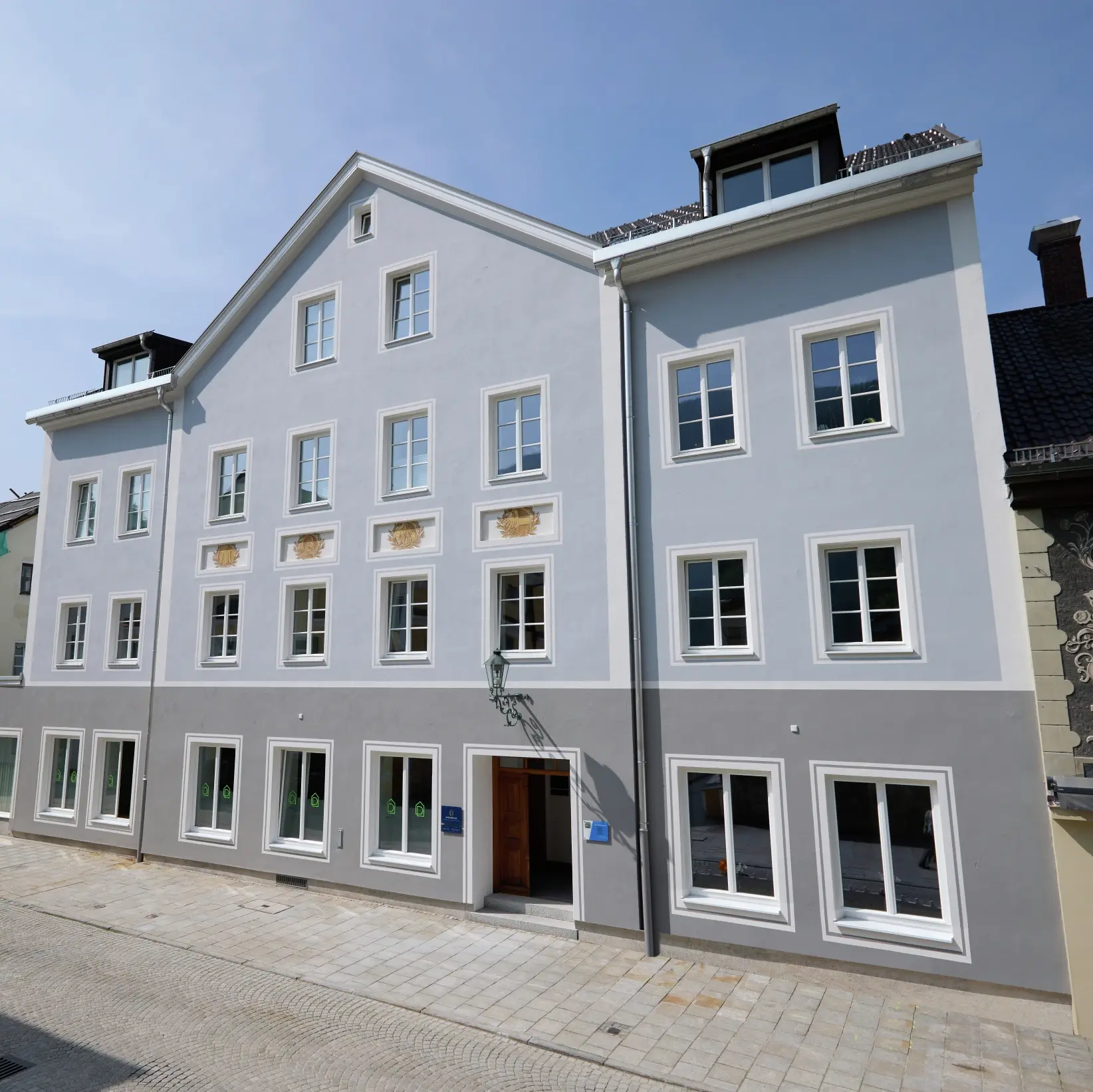 Komplettaufnahme der sanierten Außenfassade