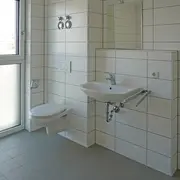 Ansicht des Badezimmers im fertigen Zustand.