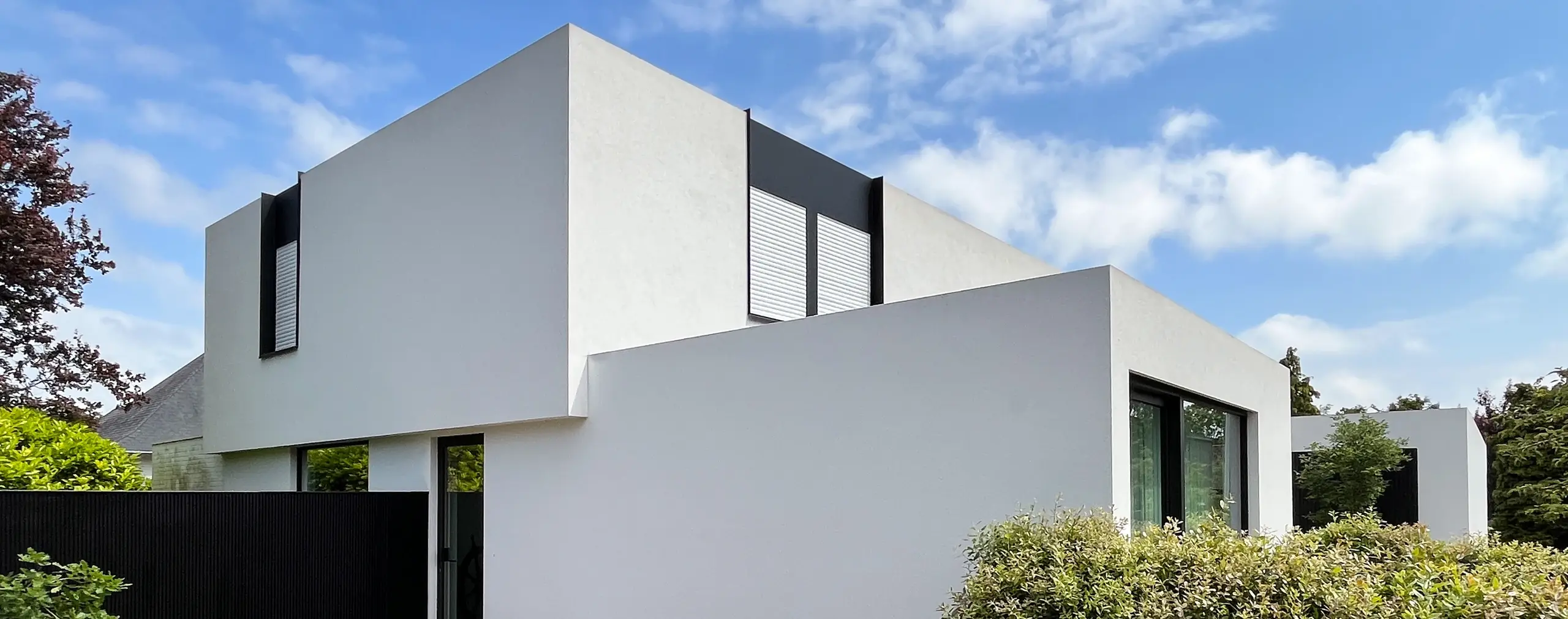 Hochwertige Außenfassade mit sauberem Dachabschluss – modernes Gebäude ohne sichtbaren Dachrand dank RoofEtics®
