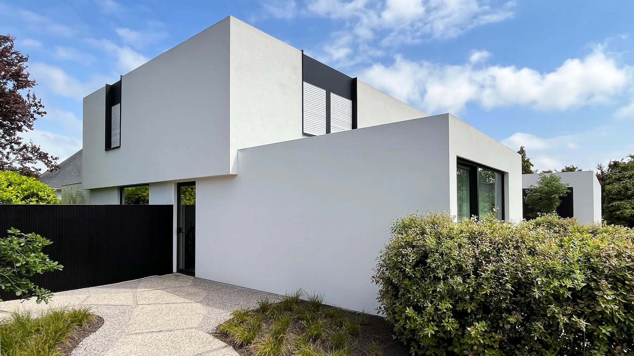 Flachdach ohne Attika-Dachkante – moderne Alternative zur klassischen sichtbaren Dachrandlösung