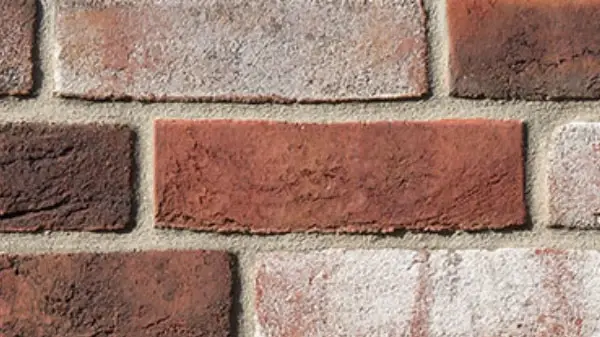 Klinkerriemchen im Verbund mit leicht aufgerauter Oberfläche