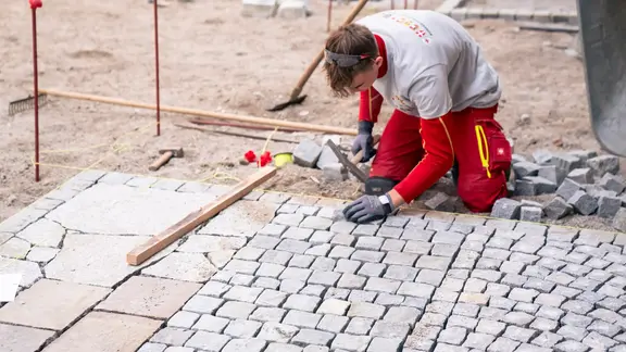 Junge Pflasterer zeigen Ihr Können