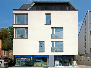 Moderner Neubau eines Ärzte- und Geschäftshauses