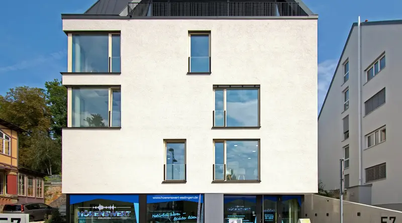 Moderner Neubau eines Ärzte- und Geschäftshauses