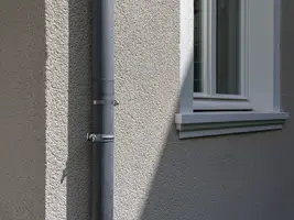 Kratzputzstruktur, sauber und präzise rund um die Fensterflächen ausgeführt