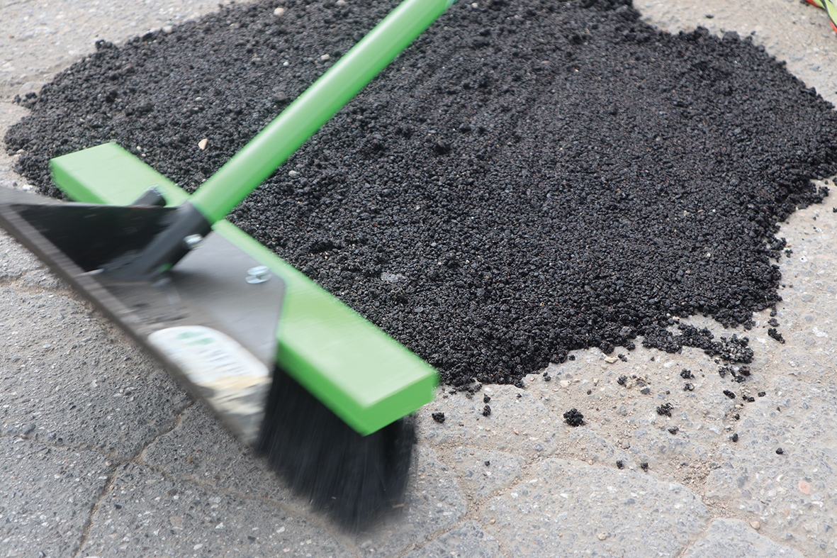 Der Boden wird mit einem Besen gereinigt