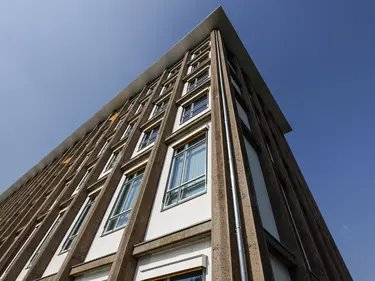 Sanierte Außenfassade des Andreas-Schubert-Baus in Dresden