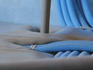 Blaue Leitungen im Innenbereich werden mit Fixit POR Schaummörtel begossen
