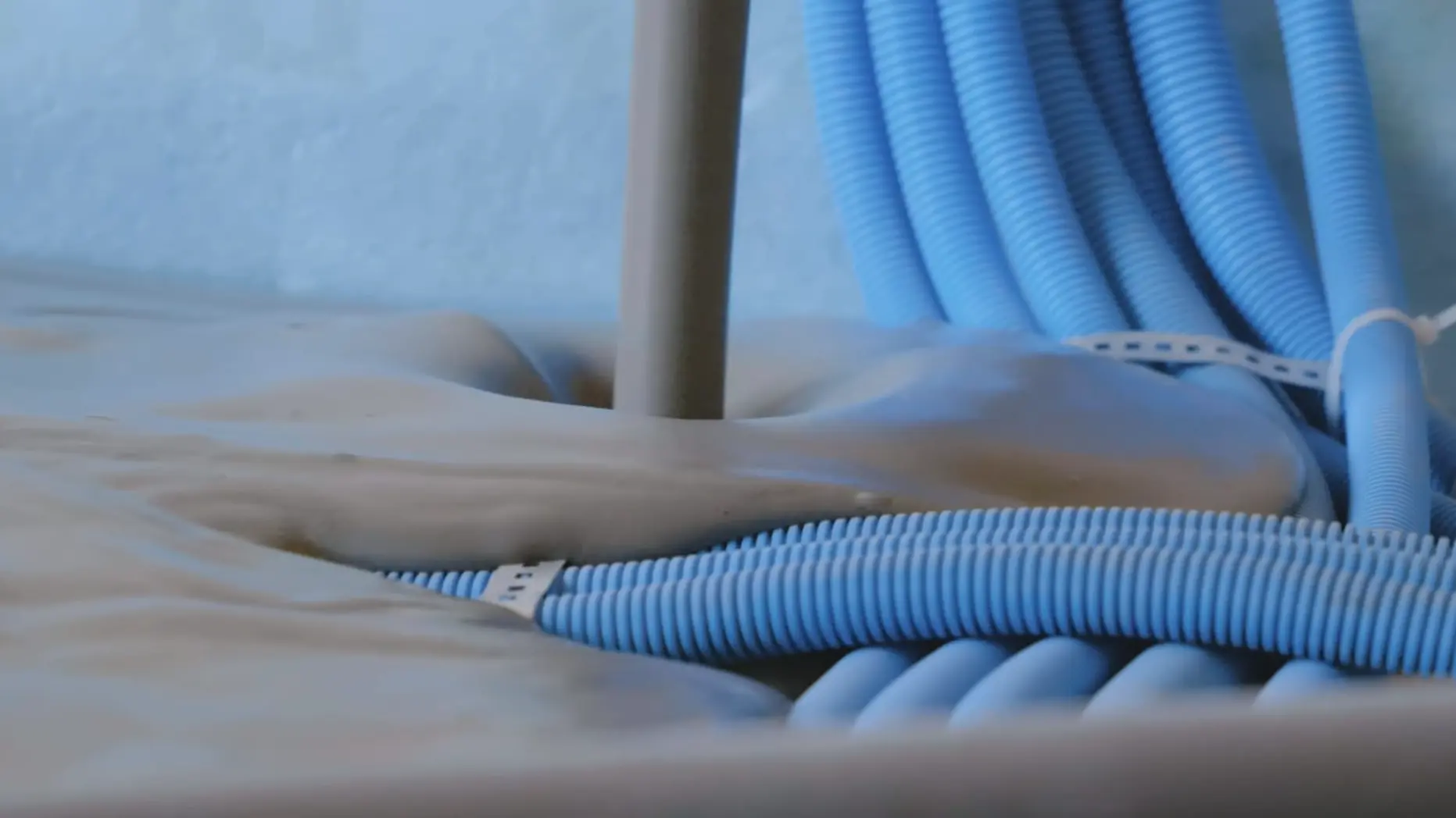 Les conduites bleues à l'intérieur sont recouvertes de mortier-mousse Fixit POR