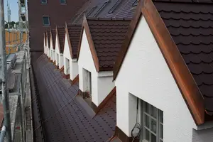Dachseite mit Fenstern und Gerüst